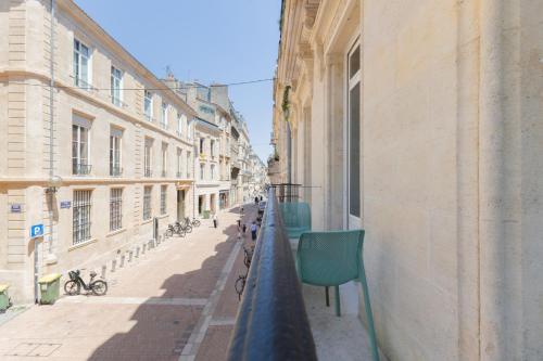 a view of a street from a balcony of a building at Luxueux Appartement - Hyper Centre - Climatisation - Balcon in Bordeaux