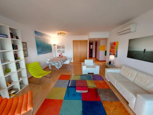 Homey Luxury Apartment, Direct access to pool, Close to beach & town with AC