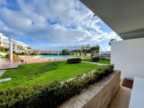 Homey Luxury Apartment, Direct access to pool, Close to beach & town with AC