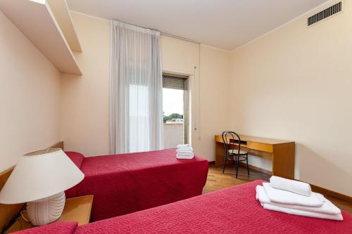 Bright Apartment with a View, Pool and Parking