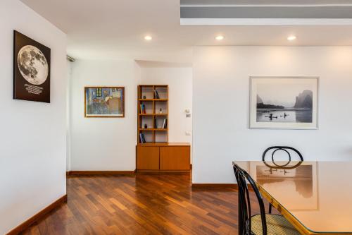 Bright Apartment with a View, Pool and Parking