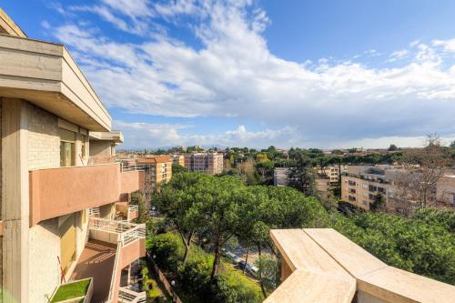 Bright Apartment with a View, Pool and Parking