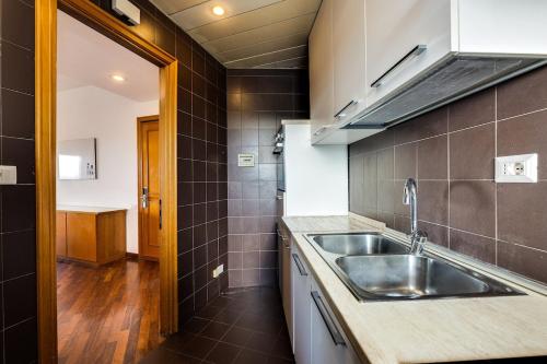 Bright Apartment with a View, Pool and Parking