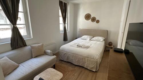 a small bedroom with a bed and a couch at Le Fabuleux - 2 Guests in Dijon