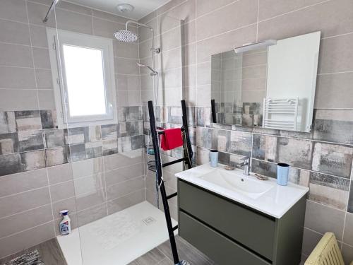 a bathroom with a sink and a mirror at Ideal pour un couple in Saint-Georges-dʼOléron