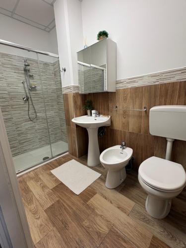 a bathroom with a toilet and a sink and a shower at Il Canto Quinto in Acquaviva delle Fonti