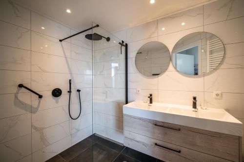 a bathroom with a sink and a shower at Penthouse Ostrea 60 in Nes