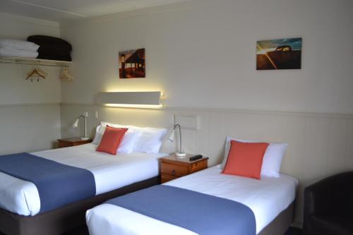 2 camas sentadas en una habitación de hotel con aceros en Gatton Motel, en Gatton