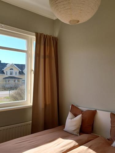 a bedroom with a bed and a window at Det Gamla Postkontoret in Råda