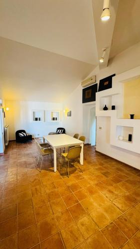 a dining room with a table and chairs in a room at Villa Bruno in Modica