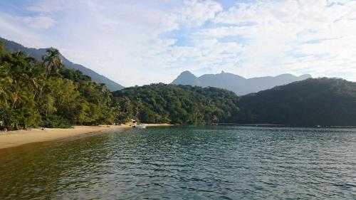 a body of water with a beach and mountains at Bonito Paraiso Ilha Grande in Abraão