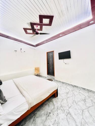 a bedroom with a bed and a basketball hoop at m m residency in New Delhi