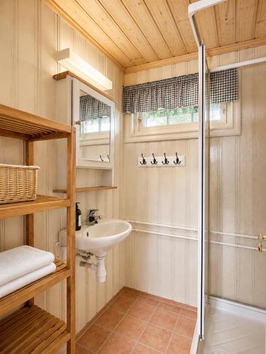 a bathroom with a sink and a shower at Cottage Yard - cozy Cabin in Geilo