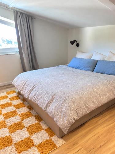 a bedroom with a large bed with a window at Villa Mave - Cascais in Estoril