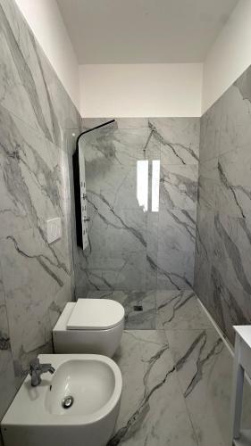 a bathroom with a toilet and a sink at Li Geusi in Torre Lapillo
