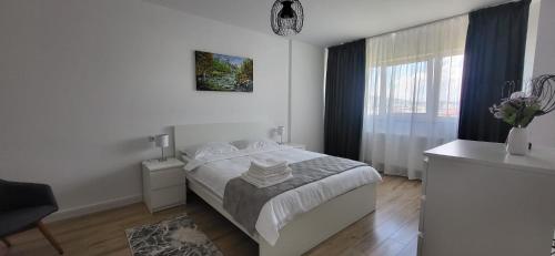 Un pat sau paturi într-o cameră la DaFi Apartament