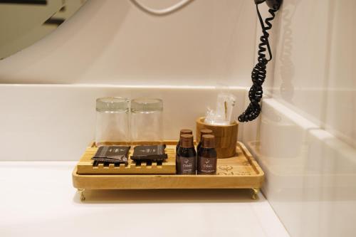 a wooden tray with bottles and glasses on a table at Hotel Gran Odara in Cuiabá