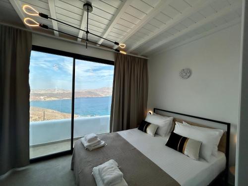 Кровать или кровати в номере Apellōn Mykonos Luxury Seaview Retreat