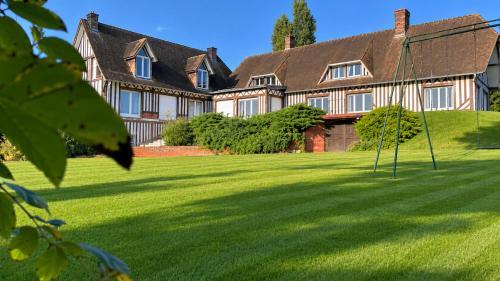 a large house with a large lawn in front of it at Le Jardin de Villevaudé, proche Disney & Paris in Villevaudé