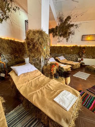 a room with a bed with hay on it at Перлина Карпат in Pystanʼ