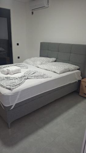 a large bed in a room with at Casa Lavinia in Bregvija