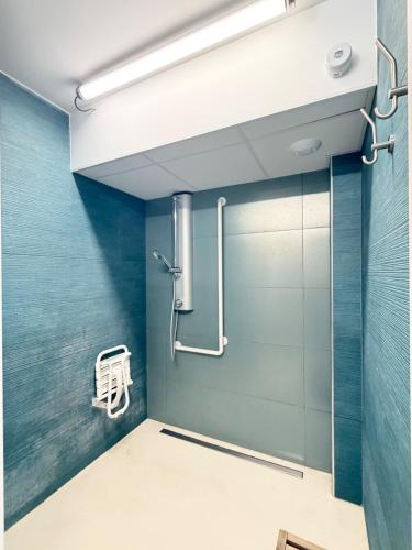 a shower in a bathroom with a glass door at Nuit insolite voilier in Le Havre