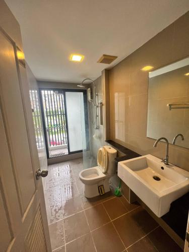 a bathroom with a toilet and a sink at Living avenue condominuim in Ban Rong Khoei
