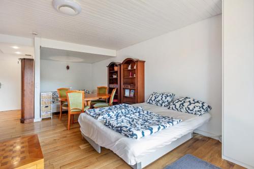 a bedroom with a bed and a table with chairs at Beautiful Apartment in Häusern