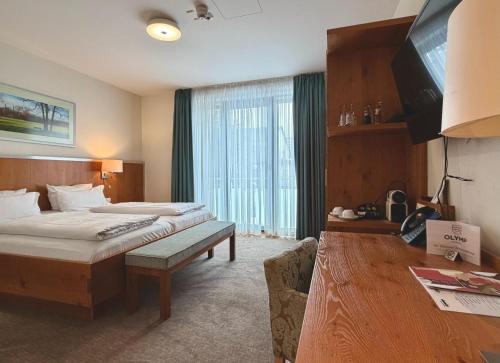 ein Hotelzimmer mit zwei Betten und einem großen Fenster in der Unterkunft Olymp Munich in Eching