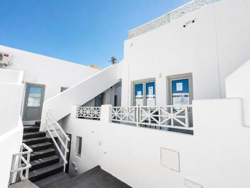a white house with stairs and windows at Fira Centrum White in Fira