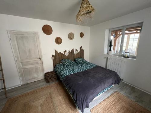 a bedroom with a bed with a wooden head board at Domaine de Camentroun in Pomarez