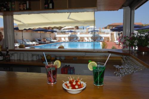 una mesa con dos bebidas y un bol de fruta en Argentiere-Club en La Londe-les-Maures