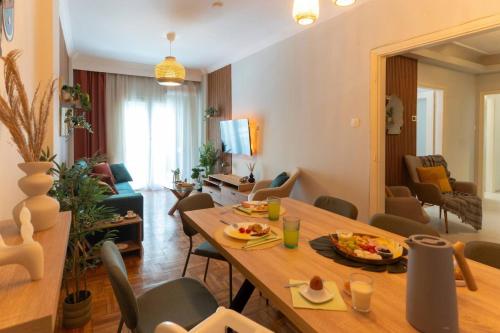 Spacious Modern Suite in the Heart of Center