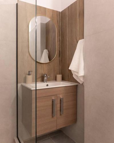 Spacious Modern Suite in the Heart of Center
