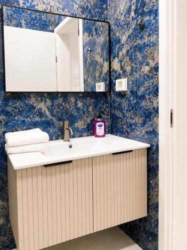 a bathroom with a sink and a mirror at Apartments4you Queen in Bat Yam