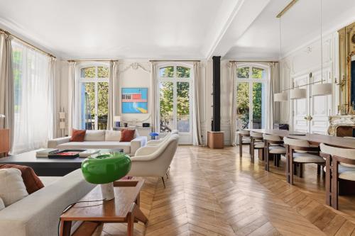 Prestigious Avenue Foch Apartment with Private Garden