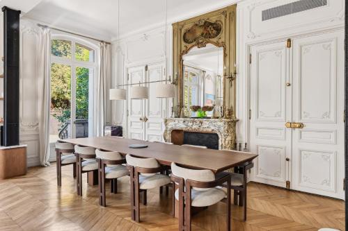 Prestigious Avenue Foch Apartment with Private Garden