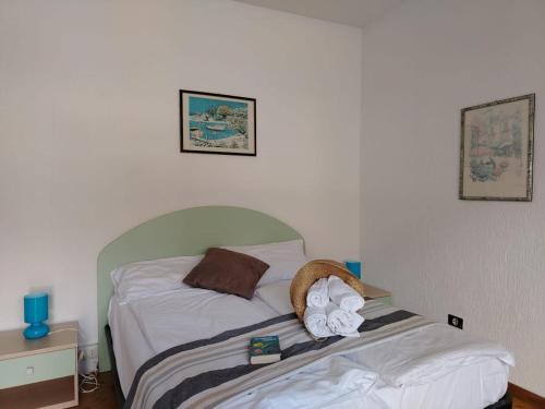 a bedroom with a bed with towels on it at Casa Augusta in Maccagno Superiore