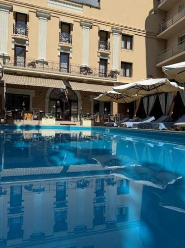 ein Schwimmbad vor einem Gebäude in der Unterkunft Hotel Otrada in Odessa
