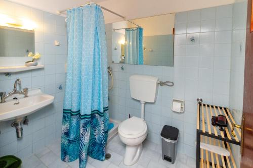 ein Badezimmer mit Toilette und Waschbecken in der Unterkunft Davis Studios & Apartments - Ήλια Βόρειας Εύβοιας - 1' από τη θάλασσα in Region Ilia