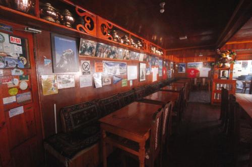 Reštaurácia alebo iné gastronomické zariadenie v ubytovaní Himalayan Lodge