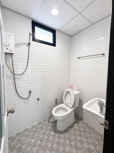 a bathroom with a toilet and a shower and a sink at กัลยา รีสอร์ท in Ban Bang Saen (1)