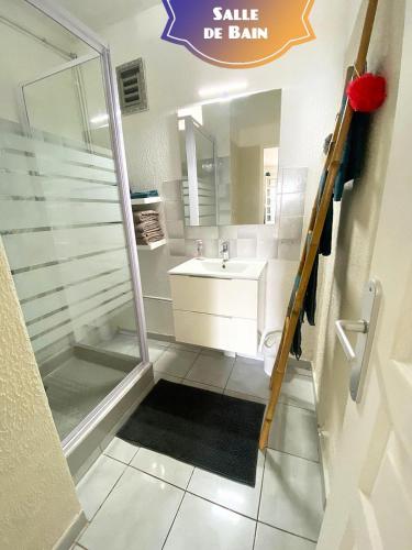 a white bathroom with a sink and a shower at 2-3 personnes - Vue Mer et Piscine - Anse à l Âne - trois Îlets - Plage 2 min en voiture in Les Trois-Îlets