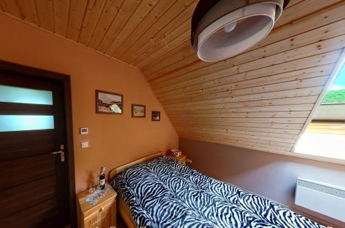 a small bedroom with a bed and a window at U stóp Kilimandżaro in Jaworki
