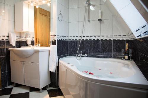 Ένα μπάνιο στο Hotel Babino Brdo