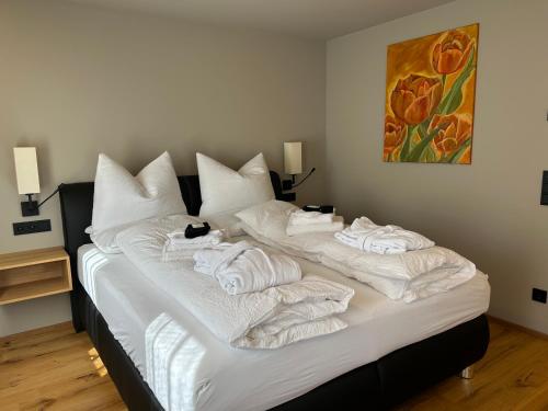 two piles of towels sitting on top of a bed at Elsers Nummer12 in Weilheim an der Teck