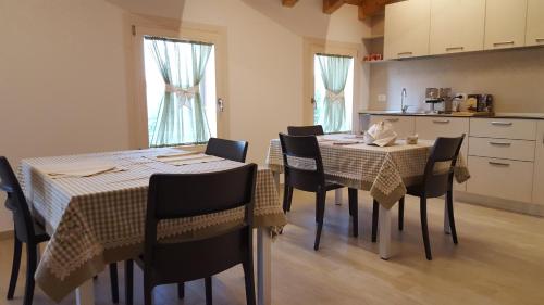 a dining room with a table and chairs in a kitchen at Boschetto di Campagna in Castagnole