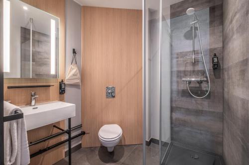 a bathroom with a toilet and a sink and a shower at ibis Saint Quentin Centre Basilique in Saint-Quentin
