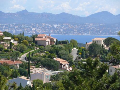 a town with a lake and mountains in the background at Villa JuliMée in Les Issambres
