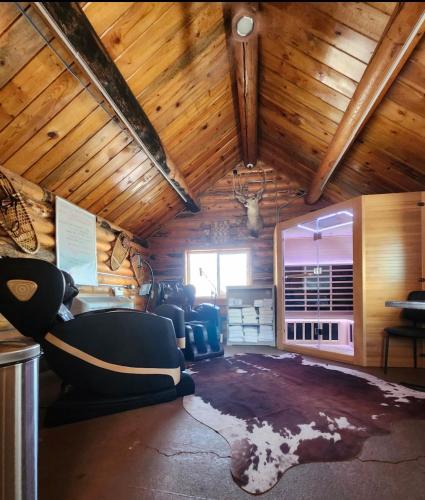 a living room with a couch and a ceiling at Elk Antler Inn in Thermopolis